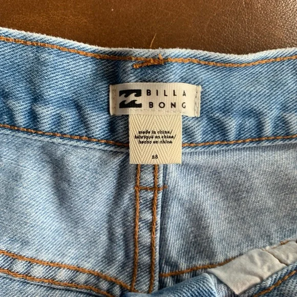 EUC Womens Billabong Size 28  Jean Shorts Women - Distressed - Picture 9 of 10